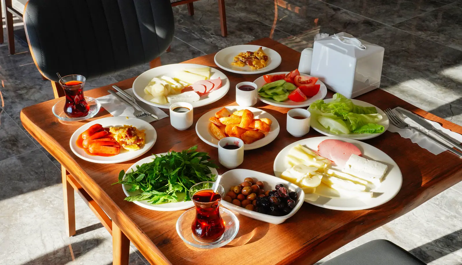 Peynirler, domates, zeytin ve çay ile kurulmuş Türk kahvaltısı