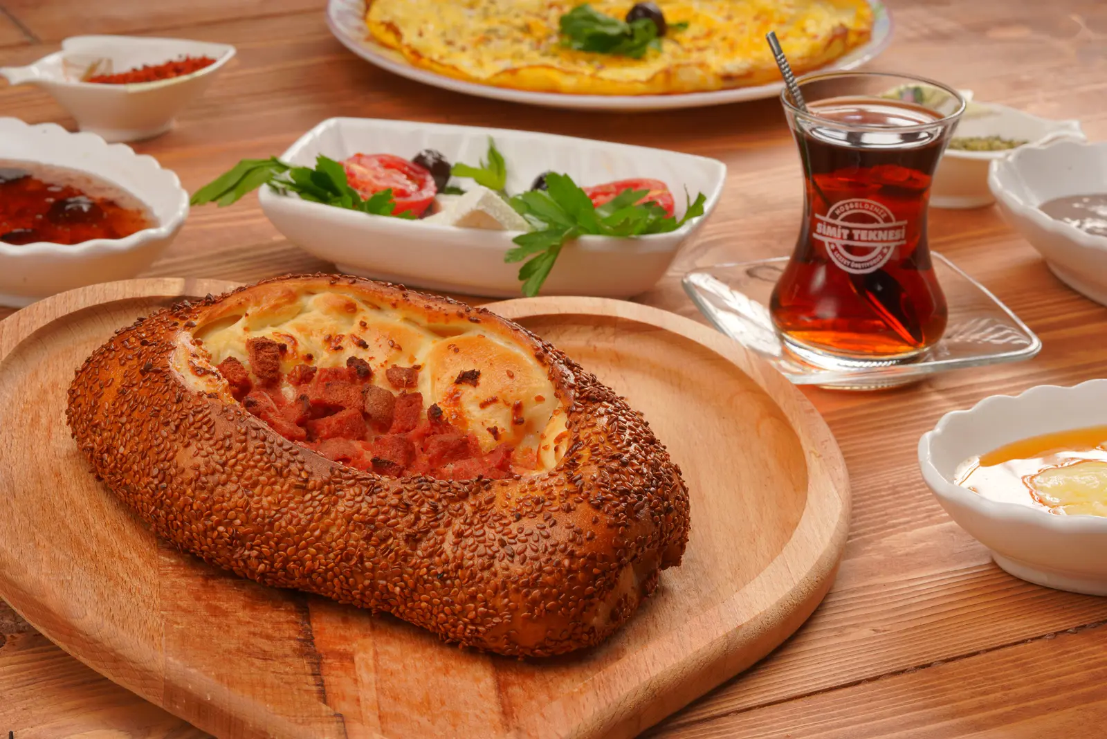 Simit, omlet ve çay